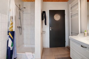 Een douche, handdoeken
