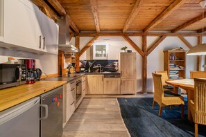 Fridge, microwave, oven, stovetop - Apartment 'Alter Kornspeicher In Hemme' with Shared Terrace, Shared Garden and Wi-Fi (Hemme)