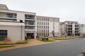 Exterior - Apartment 'Waterkant 180 Grad' with Sea View, Private Terrace and Wi-Fi (Börgerende)