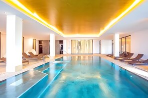Indoor pool, a heated pool - Apartment 'Waterkant 180 Grad' with Sea View, Private Terrace and Wi-Fi (Börgerende)