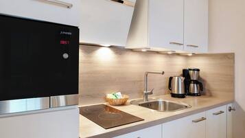 Frigorífico, microondas, horno y placa de cocina