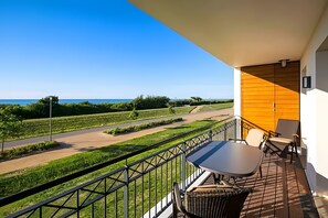 Outdoor dining - Apartment 'Waterkant 180 Grad' with Sea View, Private Terrace and Wi-Fi (Börgerende)