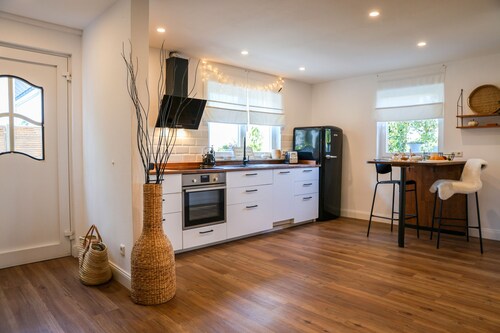 Ferienhaus 'Second Home' mit privater Terrasse, privatem Garten und Wi-Fi