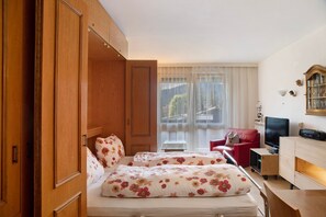 1 bedroom, bed sheets