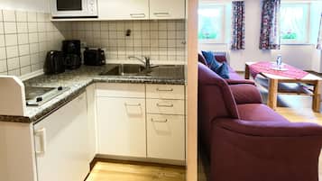 Réfrigérateur, micro-ondes, plaque de cuisson, cafetiÚre/bouilloire
