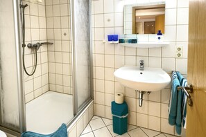 Dusche, Haartrockner, HandtĂŒcher