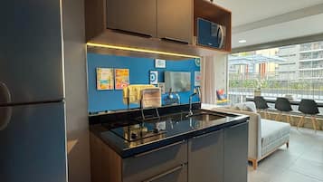 Apartamento | Cozinha privada | Geladeira, micro-ondas, cooktop, talheres/pratos/utensílios de cozinha