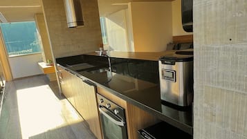Apartamento | Cozinha privada | Geladeira, micro-ondas, cooktop, talheres/pratos/utensílios de cozinha