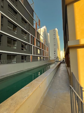 A modern building with a pool and a balcony. - Apartamentos Prime-Prox a Oscar Freire (São Paulo)