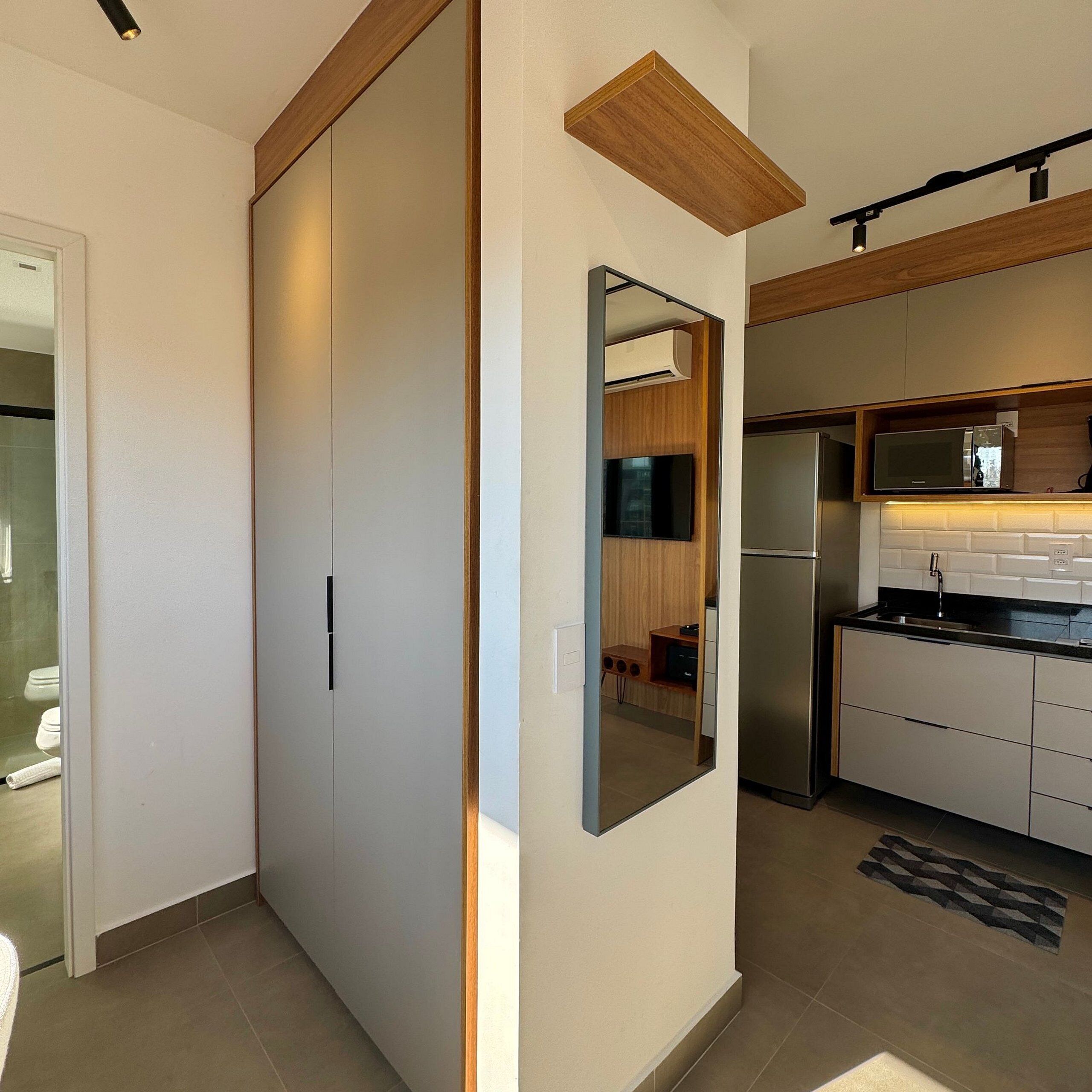 Apartamento conforto | Cozinha privada | Geladeira, micro-ondas, cooktop, talheres/pratos/utensílios de cozinha
