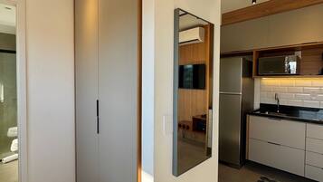 Apartamento conforto | Cozinha privada | Geladeira, micro-ondas, cooktop, talheres/pratos/utensílios de cozinha