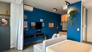 A modern bedroom with a bed, a TV, and a desk. - Apartamentos Prime-Prox a Oscar Freire (São Paulo)