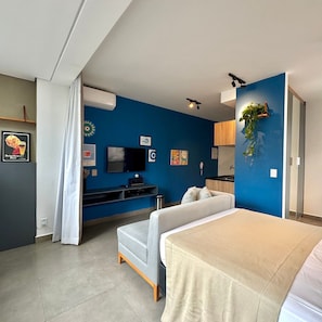 A modern bedroom with a bed, a TV, and a desk. - Apartamentos Prime-Prox a Oscar Freire (São Paulo)