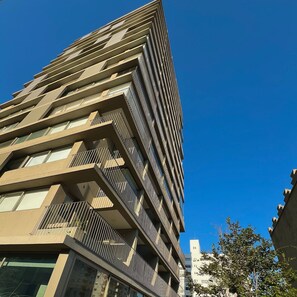 A modern high-rise building with a geometric facade and balconies. - Apartamentos Prime-Prox a Oscar Freire (São Paulo)