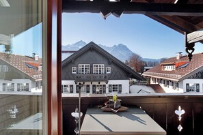 Outdoor dining - Studio 'Alpspitzblick Riedel' with Mountain View, Shared Garden and Wi-Fi (Garmisch-Partenkirchen)