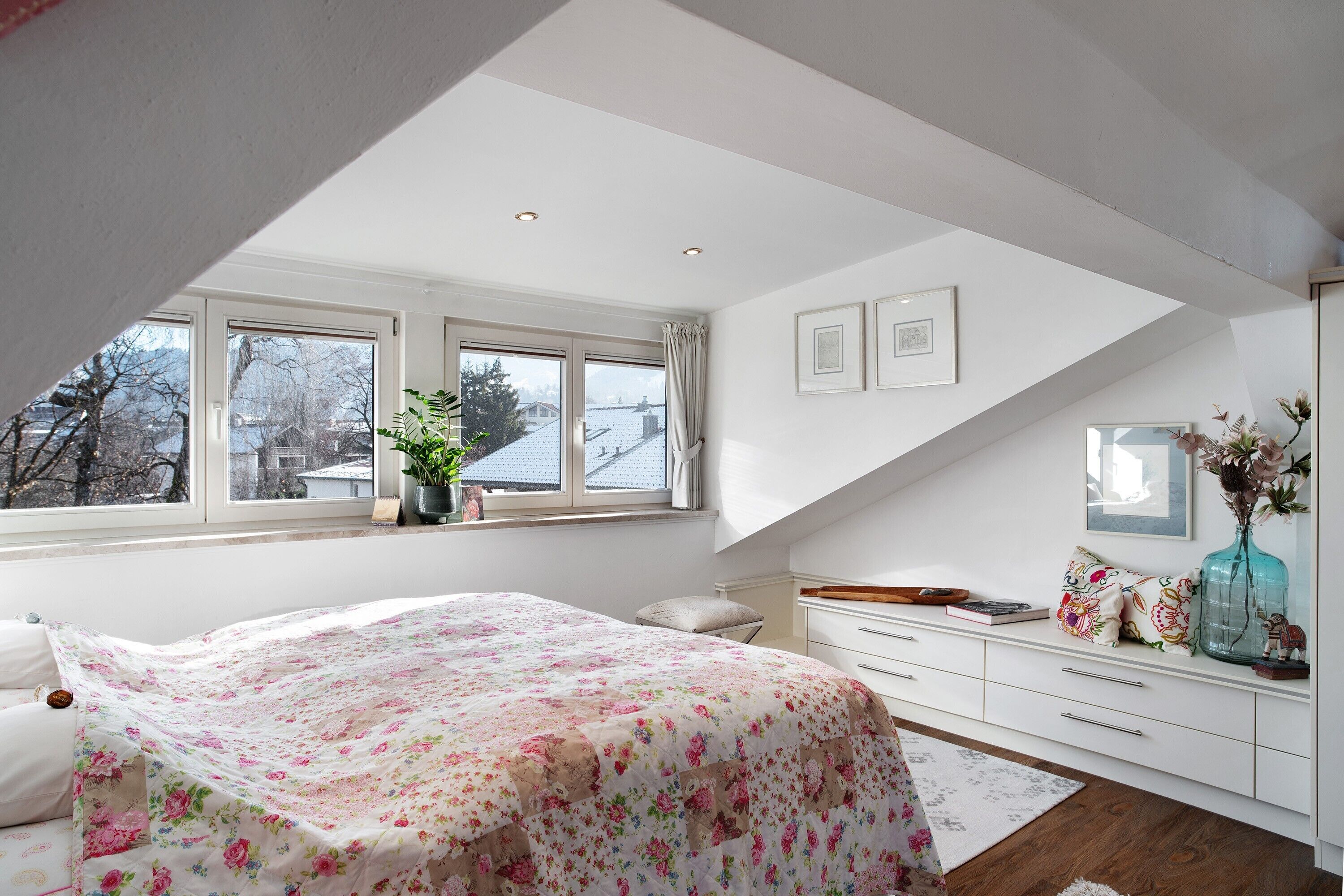 Tabla de planchar con plancha, wifi gratis y ropa de cama 