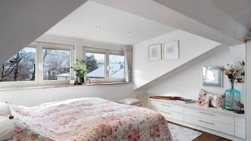 Tabla de planchar con plancha, wifi gratis y ropa de cama