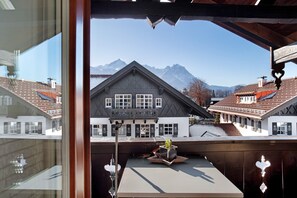A chalet with a balcony overlooking a mountain. - Studio 'Alpspitzblick Riedel' with Mountain View, Shared Garden and Wi-Fi (Garmisch-Partenkirchen)