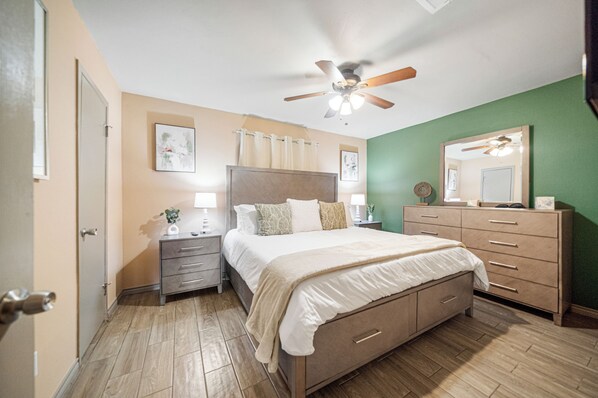 3 室のベッドルーム、セーフティボックス (室内)、デスク、アイロン / アイロン台