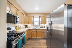 冷蔵庫、電子レンジ、オーブン、コンロ