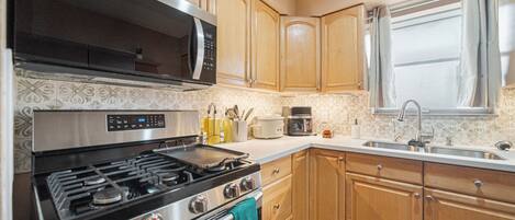 ثلاجة، ميكروويف، فرن، موقد طهي مسطح