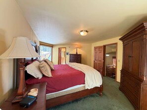 3 bedrooms, iron/ironing board, WiFi, bed sheets - The Gore Creek Inn I Private Creek & Backyard (Vail)