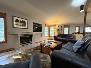 TV, fireplace - The Gore Creek Inn I Private Creek & Backyard (Vail)