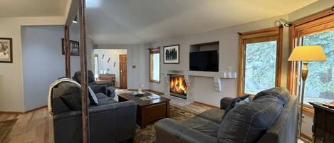 Televisión y chimenea