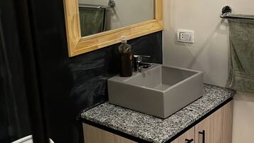 Regadera, secadora de cabello, toallas, jabón