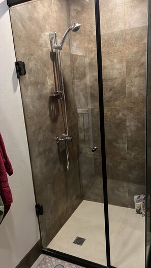 Ducha, secador de pelo, toallas, jabón