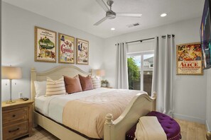 4 bedrooms, iron/ironing board, travel crib, WiFi - Live in Fantasy at Disney in the Desert! (Washington)