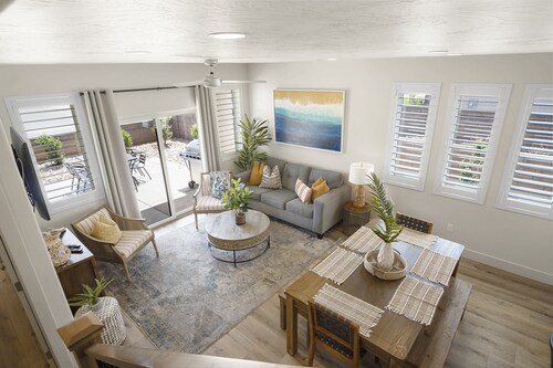 Happy Hawaiian Themed Condo!