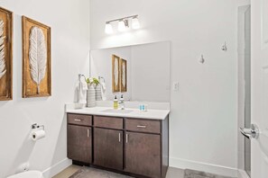 Douche, sèche-cheveux