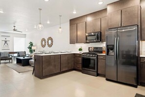 冷蔵庫、電子レンジ、オーブン、コンロ