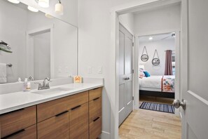 Shower, hair dryer, towels - By the Sea | Ocean Vibes in the Desert! (Washington)