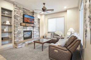 Télévision, cheminée, chaîne hi-fi