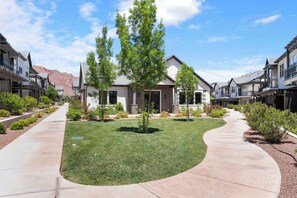 Exterior - Coral Paradise | Community Pool (Santa Clara)