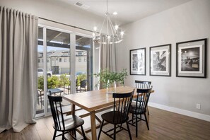 Dining - Coral Paradise | Community Pool (Santa Clara)
