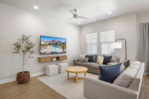 TV, fireplace, video games - Coral Paradise | Community Pool (Santa Clara)