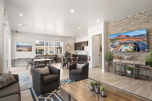 TV, fireplace, video games - Coral Paradise | Community Pool (Santa Clara)