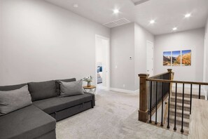 TV, fireplace, video games - Coral Paradise | Community Pool (Santa Clara)