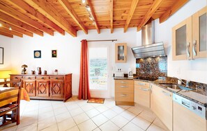 Fridge, oven, dishwasher, coffee/tea maker - Nice home in Louvie-Soubiron (Louvie-Soubiron)