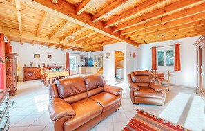 TV, fireplace - Nice home in Louvie-Soubiron (Louvie-Soubiron)