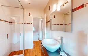 Shower - 2 bedroom awesome home in Louvie-Soubiron (Louvie-Soubiron)