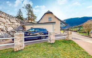 Property grounds - Nice home in Louvie-Soubiron (Louvie-Soubiron)