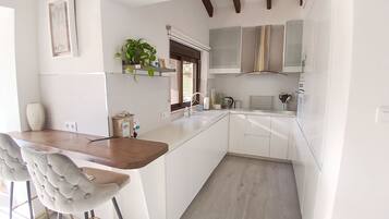 Een koelkast, een magnetron, een oven, een kookplaat