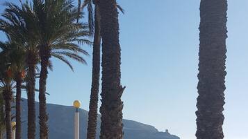 Ligstoelen aan het strand, strandlakens