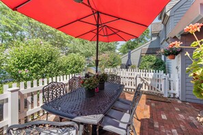 Outdoor dining - Vineyard Sound Retreat Sleeps 6! (Mashpee)