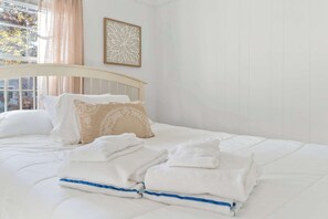 3 bedrooms, iron/ironing board, WiFi, bed sheets