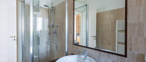 Dusche, Haartrockner, Bidet